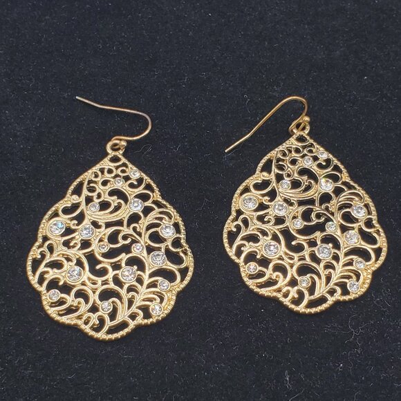 VINTAGE GOLD TONE FILIGREE SCALLOPED EDGE with RHINESTONE EARRINGS - Picture 1 of 3